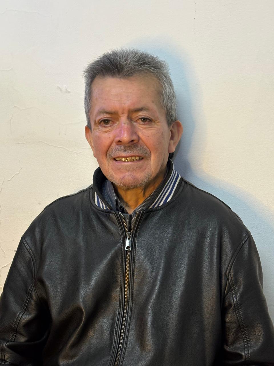 Retrato cálido de una paciente colombiana sonriente